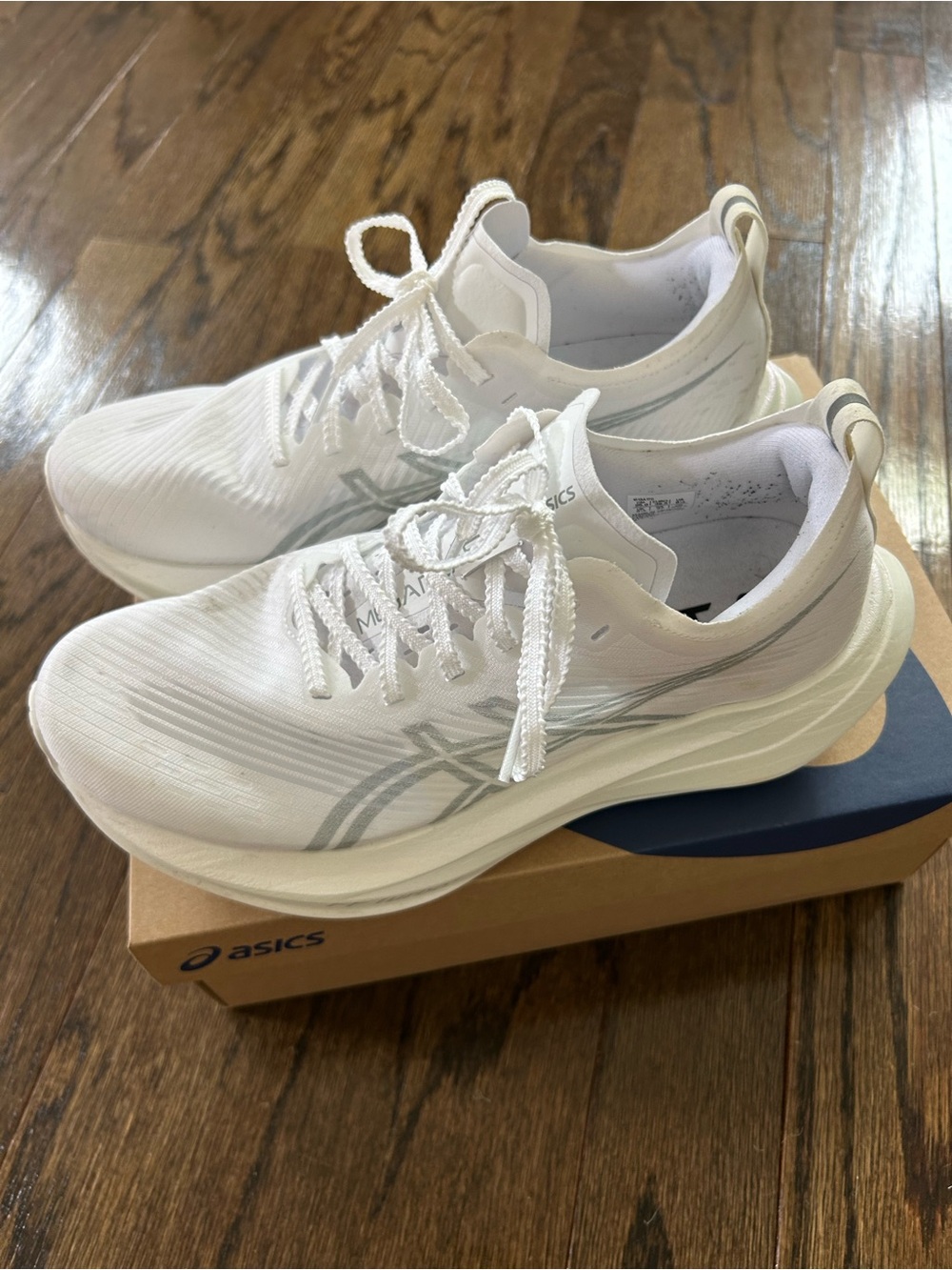 ASICS Megablast size women’s 8/ Men’s 6- worn twice